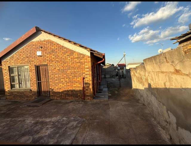 6 BEDROOM HOUSE FOR SALE IN TEMBISA CENTRAL